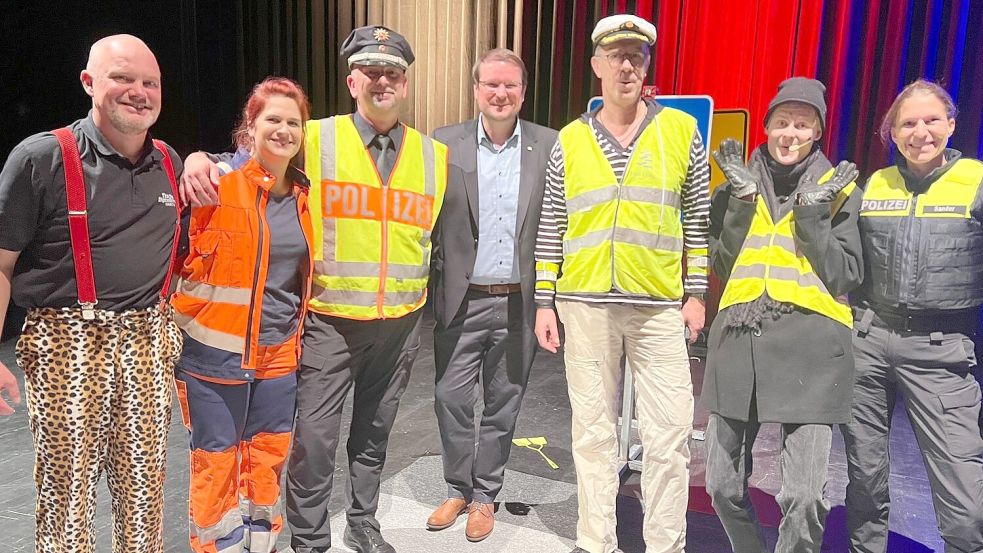 Darsteller und Unterstützer freuten sich über eine gelungene Aufführung (von links): Berthold Tuitjer, Cornelia Köhler, Holger Gärtner, Tim Kruithoff, Hinrich Post, Remmer de Vries und Frida Sander. Foto: privat