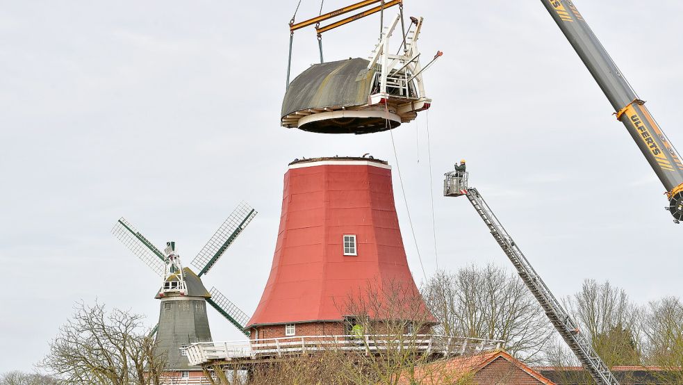 Die Kappe der roten Greetsieler Zwillingsmühle wurde im Februar 2024 abgenommen. Foto: Archiv/Wagenaar