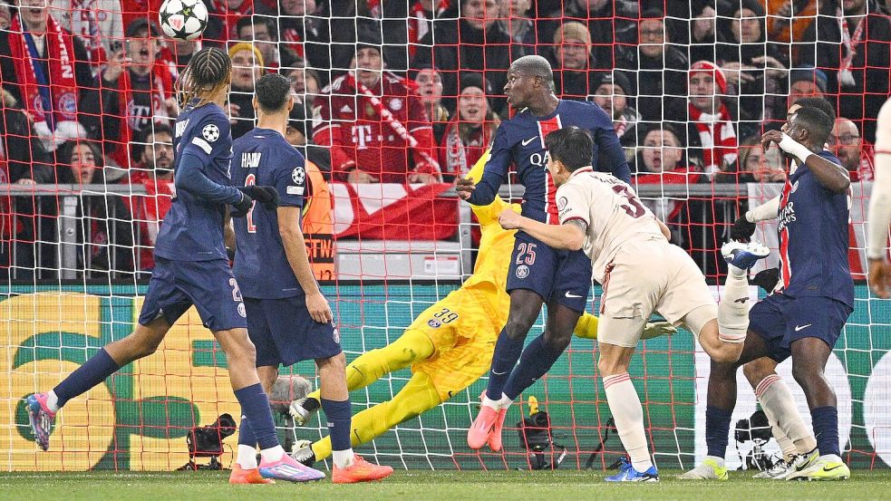 Bayern-Verteidiger Minjae Kim (r) köpft sein erstes Champions-League-Tor. Foto: Tom Weller/dpa