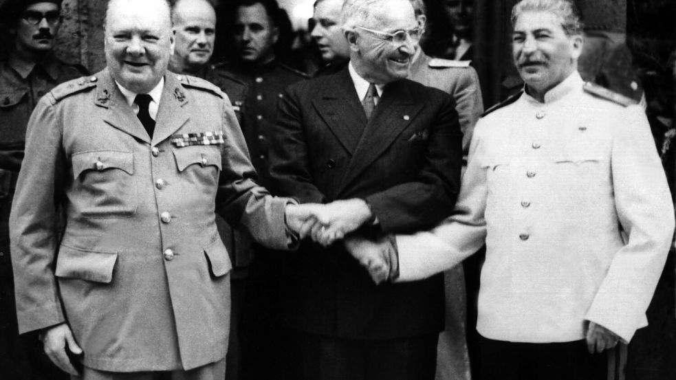 Der britische Premierminister Winston Churchill (links), hier auf der Potsdamer Konferenz im Juli 1945 mit dem amerikanischen Präsidenten Harry S. Truman (Mitte) und dem sowjetische Diktator Josef Stalin. Foto: dpa