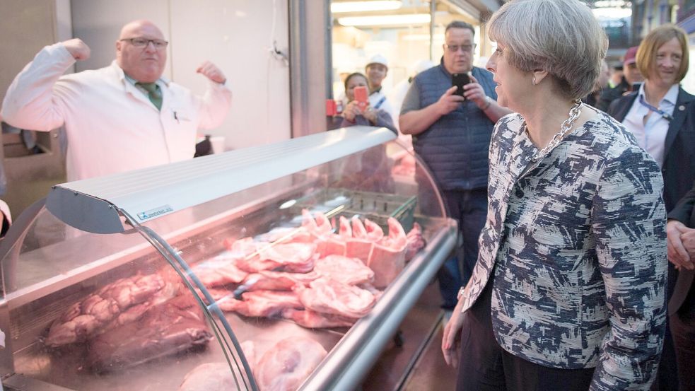 Wahlkampf an der Fleischtheke: Die frühere Regierungschefin Theresa May besuchte den Smithfield Market. Foto: picture alliance / Stefan Rousseau/PA Wire/dpa