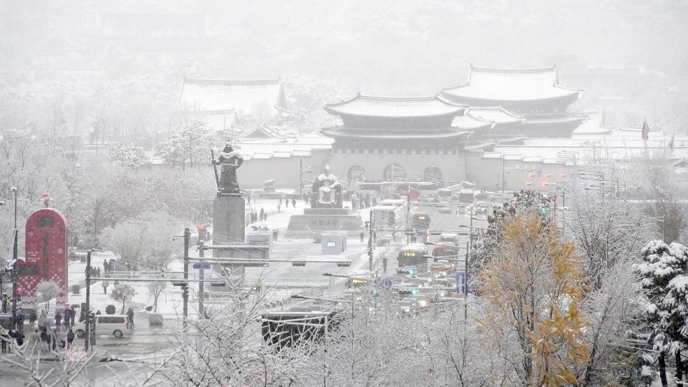 Der größte November-Schneefall seit Beginn der Wetteraufzeichnung vor mehr als 100 Jahren hat die südkoreanische Innenstadt in Weiß gehüllt. Foto: Ahn Young-joon/AP/dpa