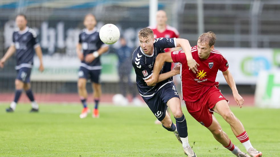 Der VfB Oldenburg (links Leon Deichmann) und Kickers Emden (David Schiller) trafen diese Saison einmal in der Liga und einmal im Pokal aufeinander. Aber jeweils in Oldenburg. Foto: Doden/Emden