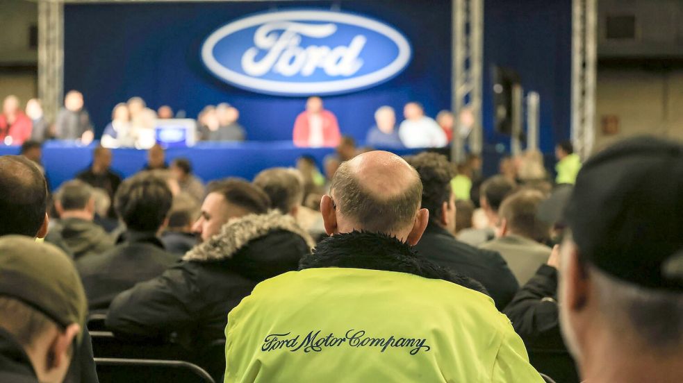 Ford-Mitarbeiter warten auf den Beginn der Betriebsversammlung. Foto: Oliver Berg/dpa