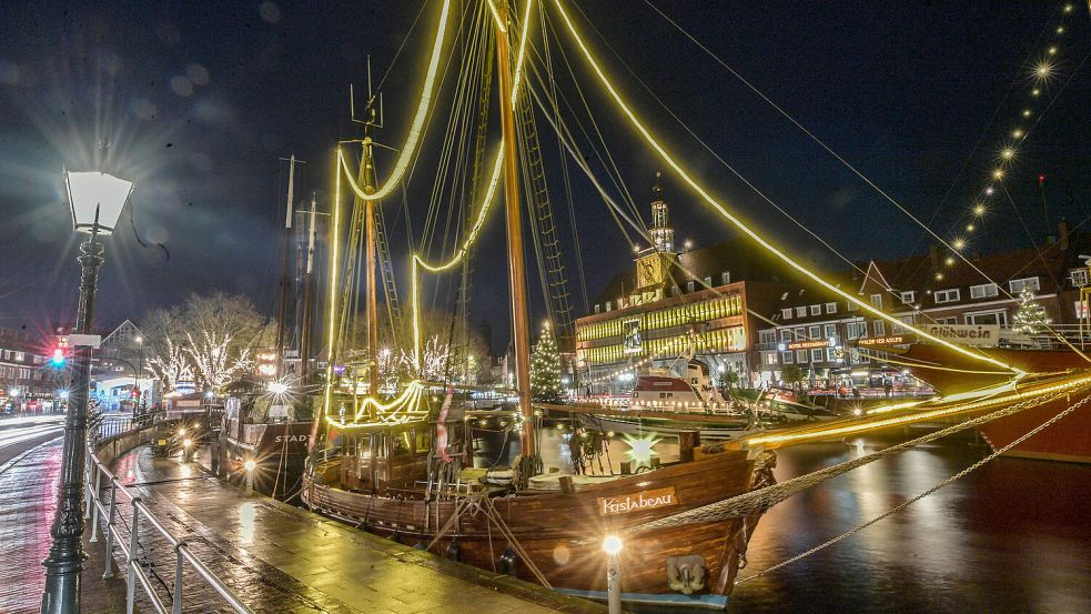 Erstmals hat der Engelkemarkt in Emden den Namenszusatz „maritim“. Die Schiffe im Delft werden allein schon durch die festlichen Lichter noch besser in das Ambiente mit eingebunden. Fotos: Ortgies