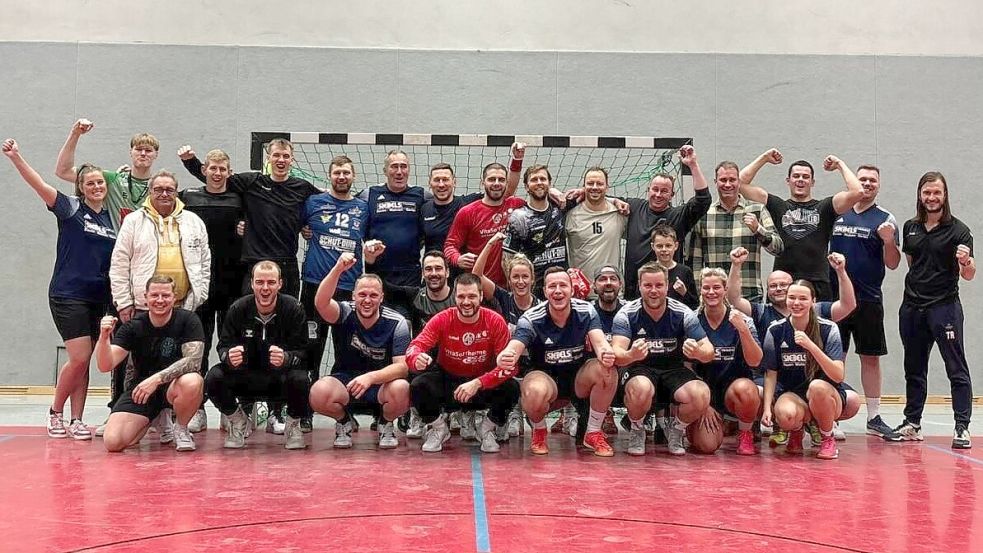 OHV-Trainer Sven Suton (rechts) begrüßte am 20. November nicht nur seine Drittliga-Handballer zum Training, sondern auch eine Hobbytruppe aus Norden. Foto: Privat