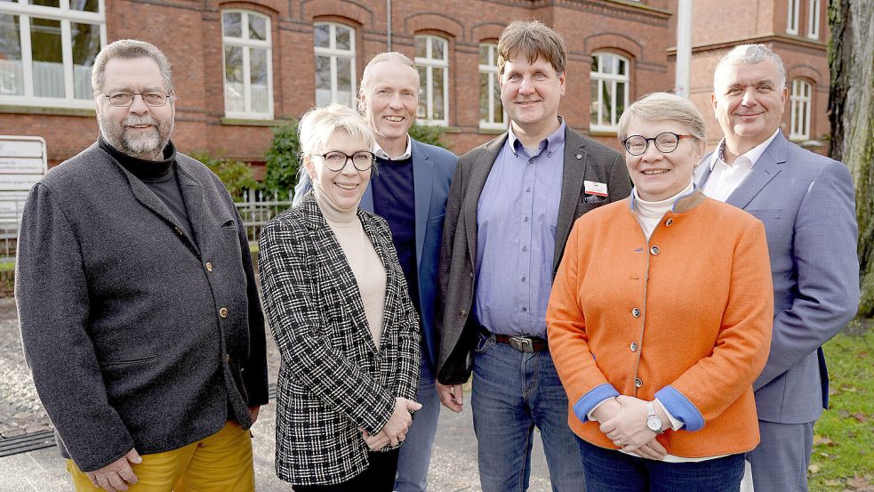 Uwe Weber (von links), Lilia Liebert (Jugendamt), Michael Müller, Stefan Eilers, Dr. Edith Ulferts und Thomas Neumann (Awo Weser-Ems) kamen zur Jubiläumsfeier in Aurich zusammen. Foto: privat