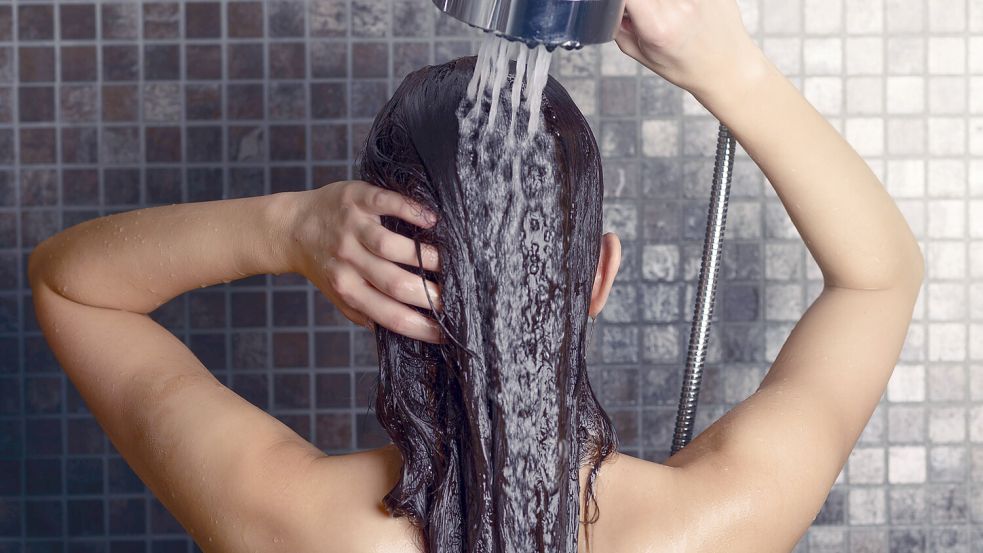 Eine Dusche am Abend kann angenehm warm sein – aber kann das Wasser auch beim Einschlafen helfen? Foto: IMAGO/imagebroker/Lars Zahner