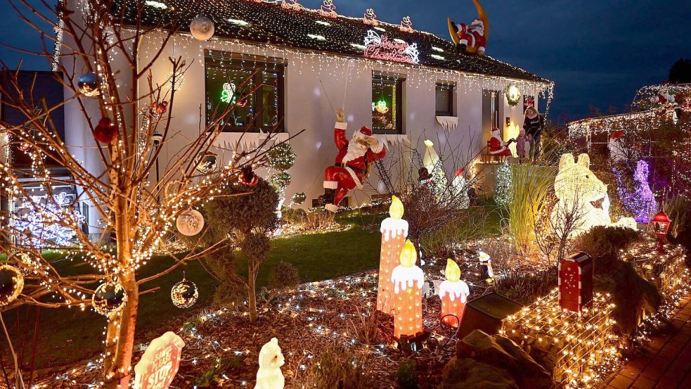 In Ahnatal leuchten am Haus von Sascha Bärwald und Dominik Pieczko etwa 130.000 LED-Lämpchen. Foto: Uwe Zucchi/dpa