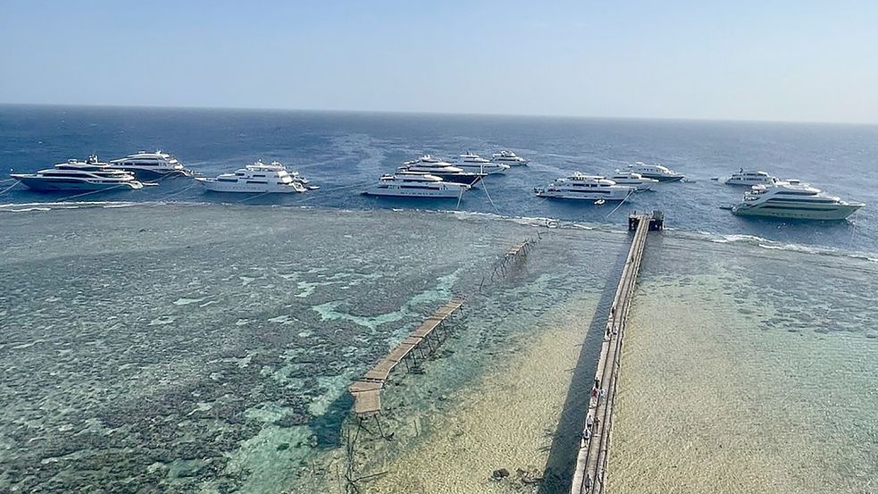 Zahlreiche Ausflugsboote liegen beim Daedalus-Riff, bei dem in dieser Woche auch Taucher des Emder Clubs Delphin die Unterwasserwelt erforscht haben. Foto: Privat