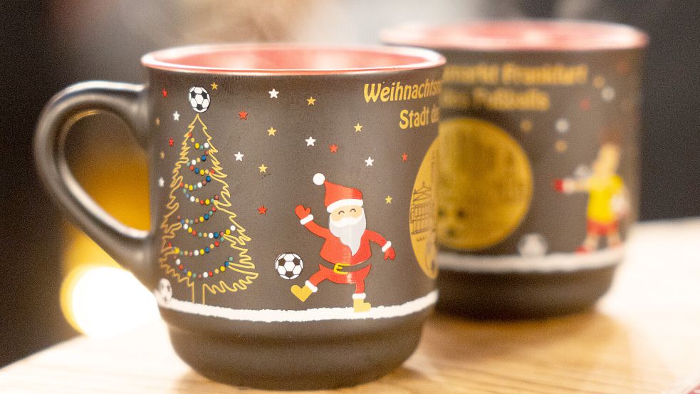 Individuell gestaltete Becher werden von Weihnachtsmarktbesuchern gern als Souvenir mit nach Hause genommen. Foto: dpa/ Etienne Dötsch