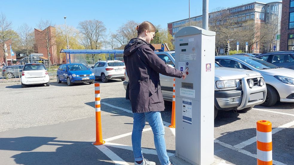 Das Parken in Emden könnte teurer werden und es könnten weniger kostenlose Parkplätze zur Verfügung stehen. Foto: Hanssen/Archiv