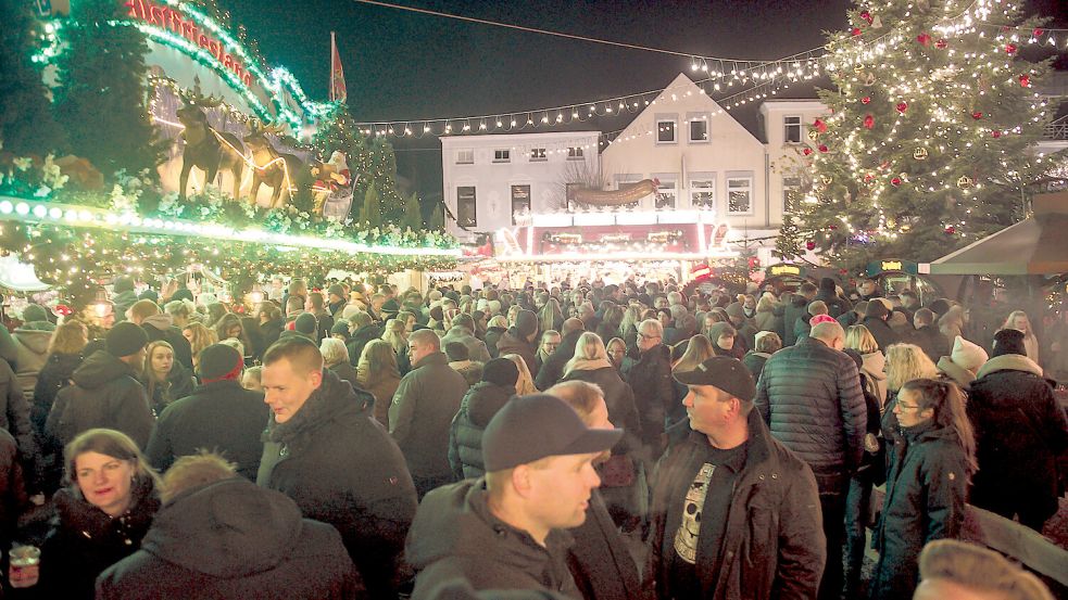 Beim Weihnachtszauber in Aurich ist was los. Hier trifft man sich auf dem schönsten Markttrubel der Region.