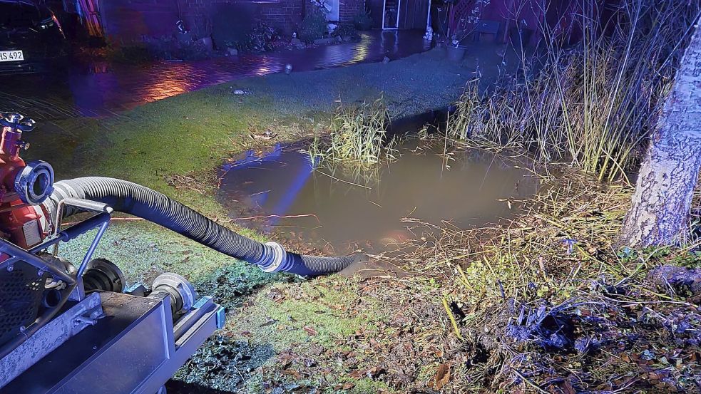 Die Feuerwehr Hinte wurde während einer Übung zu einem überfluteten Wassergraben alarmiert. Foto: Feuerwehr Hinte