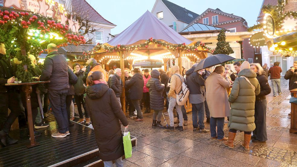 Trotz des Wetters kamen viele zur Eröffnung. Foto: Romuald Banik