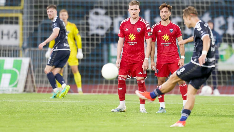 Kai Kaissis (rechts in der Mauer) will sich seinem alten Verein VfB Oldenburg wie schon im August erfolgreich in den Weg stellen. Er hat eine längere VfB-Vergangenheit, wie einige Kickers-Spieler. Foto: Doden/Emden