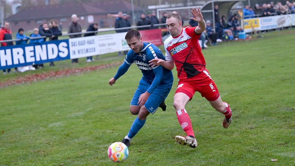 Der TuS Esens (links Niklas Sukowski) hat derzeit vier Punkte Vorsprung auf den SV Großefehn (rechts Ralf Aden). Im Topspiel entscheidet es sich, wie groß der Abstand während der Winterpause sein wird. Archivfoto: Steenhoff