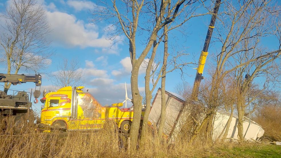 Ein Abschleppunternehmen kümmerte sich um die Bergung des Lastwagens. Foto: Ullrich