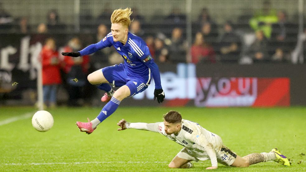 Fast hätte Kickers Emden (Pascal Steinwender) die Hürde VfB Oldenburg zum dritten Mal in dieser Saison übersprungen. Doch nach 90 intensiven Minuten hieß es 1:1. Foto: Doden/Emden