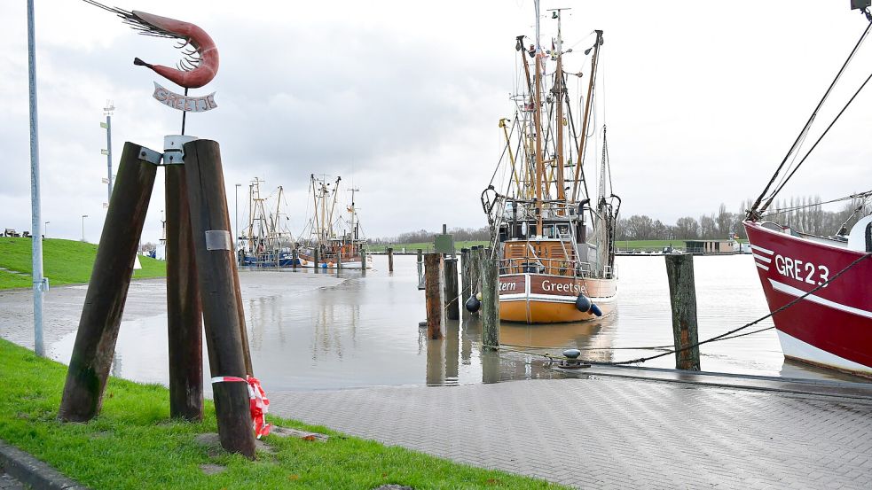 Im Greetsieler Hafen schwappte das Wasser am Donnerstag bereits über die Kaimauer. Foto: Wagenaar