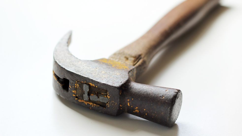 Mit einem Hammer bewaffnet soll der junge Mann angegriffen haben. Symbolfoto: Pixabay