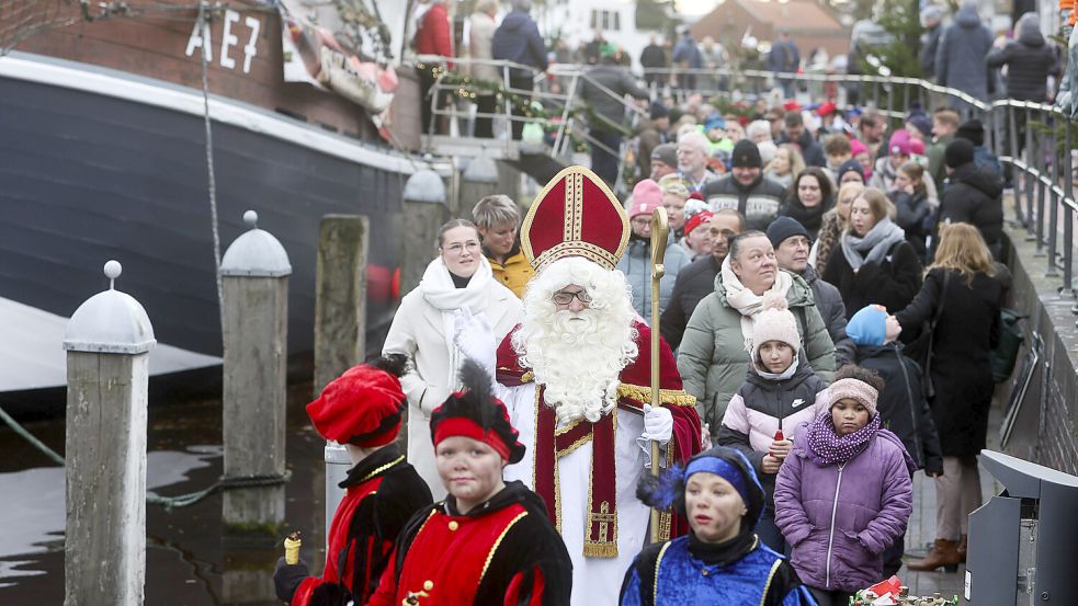 Der Sinterklaas machte nach seiner Ankunft am Hafentor eine große Runde durch Emden. Fotos: J. Doden