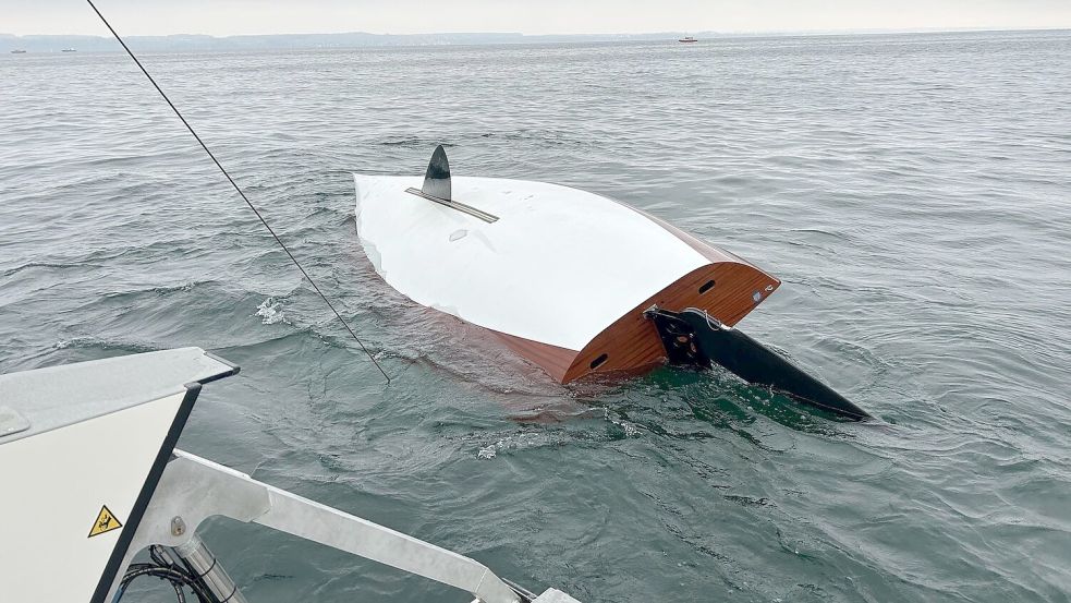 Das Boot der zwei Männer wurde vor Münsterlingen in der Schweiz gefunden. Foto: -/Kantonspolizei Thurgau/dpa