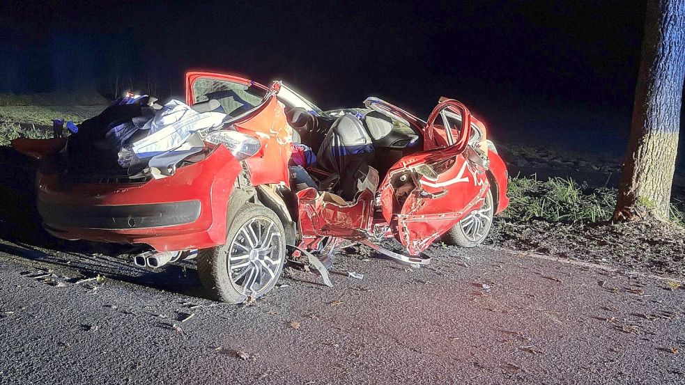 Das Wrack des Autos. Foto: Polizei