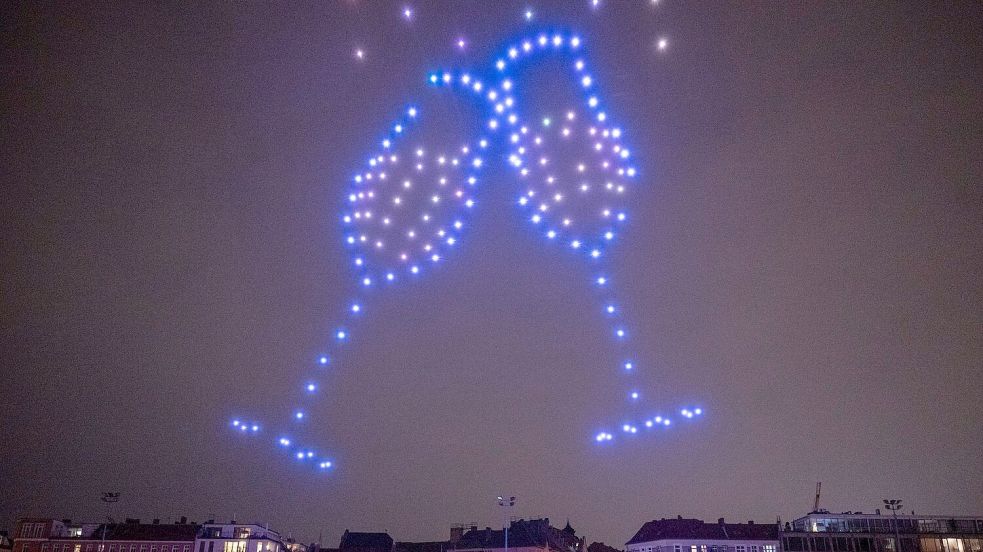 Drohnen zeichneten vergangenes Jahr unterschiedlichste Motive in den dunklen Himmel. (Archivbild) Foto: Monika Skolimowska/dpa