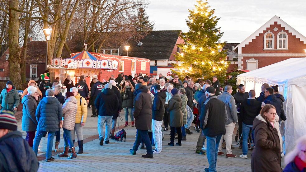 Der Weihnachtsbaum ist schon geschmückt: der Weihnachtsmarkt in Pewsum. Foto: Wagenaar