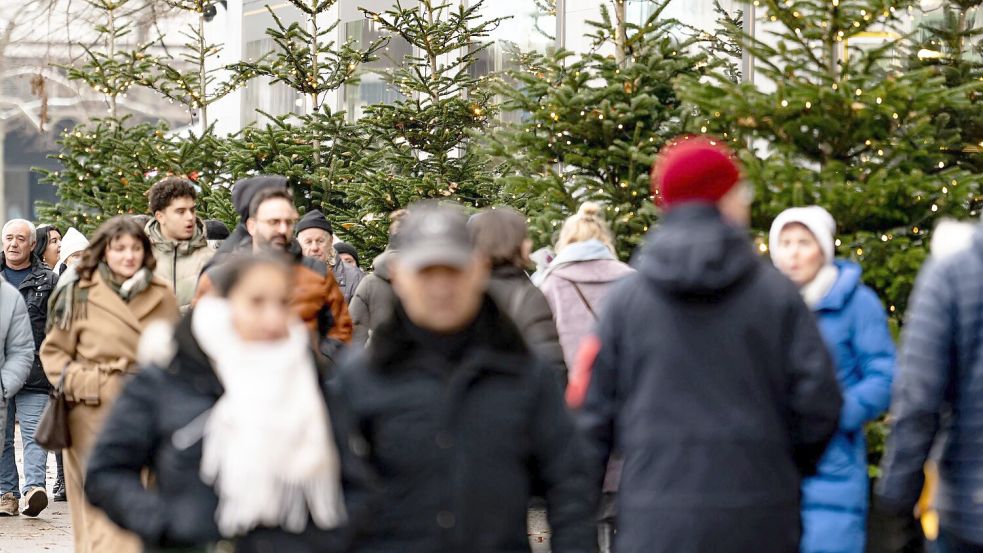 Das bevorstehende Weihnachtsfest hebt die Shoppinglaune. Foto: Fabian Sommer/dpa