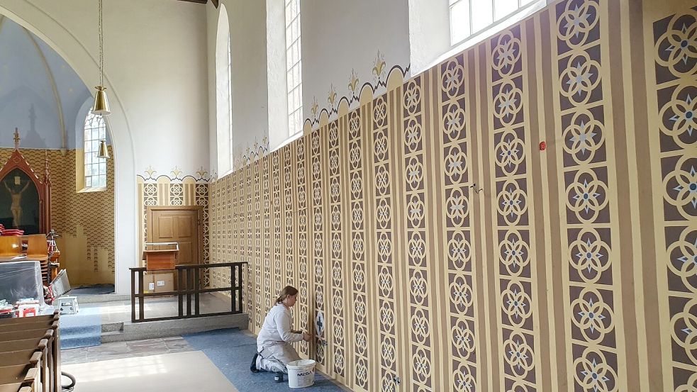 Anna-Lena Ludwig beim Auftragen der Schablonen in der Blomberger Kirche. Die wochenlange Arbeit an den Wandmalereien erforderten neben Geschick und Fingerspitzengefühl viel Geduld und Nervenstärke. Fotos: Handwerkskammer/Stöppel