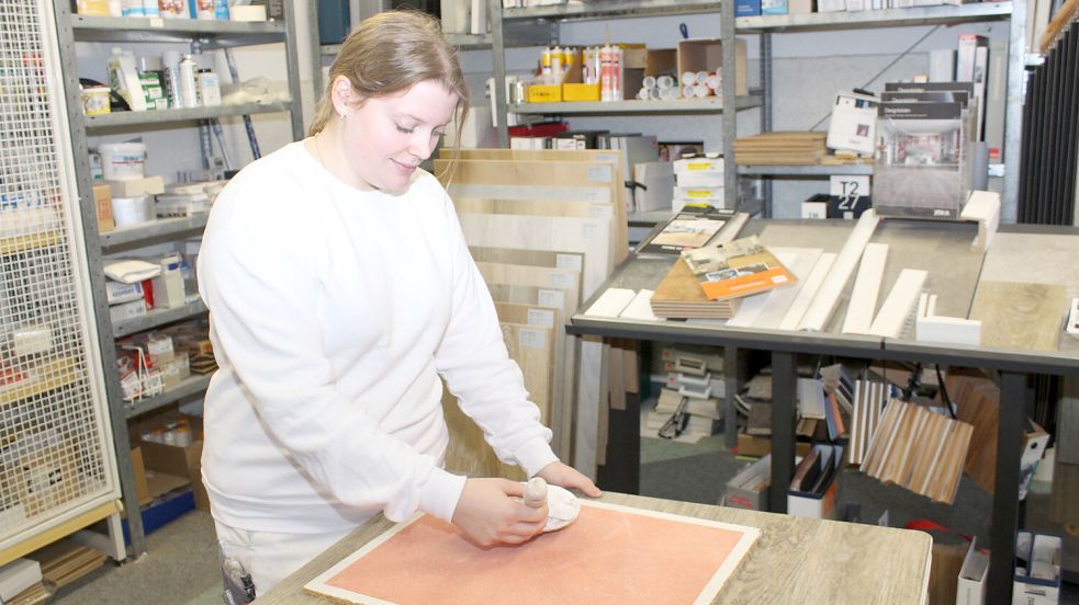 Anna-Lena Ludwig kennt sich nicht nur mit dem Schablonieren aus. Sie beherrscht auch das Lasieren von Streichputz (Foto) und viele weitere Malertechniken.