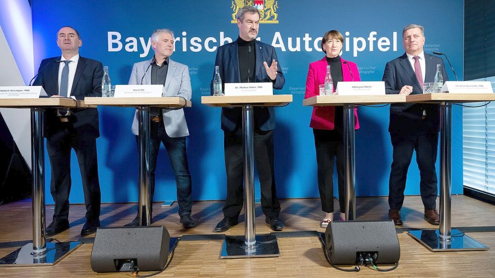 Nach dem Bayerischen Autogipfel präsentiert Markus Söder (M) die Ergebnisse. Foto: Sven Hoppe/dpa