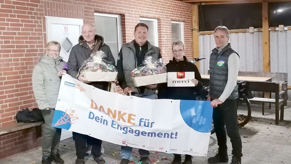 Gerda Busche (von links), die Vereinshelden Thorsten Busche und Stephan Eilers, Tanja Eilers sowie Olaf Görnert-Thy vom KSB Aurich freuen sich über die gelungene Überraschung der Wirdumer Fortunen. Foto: privat