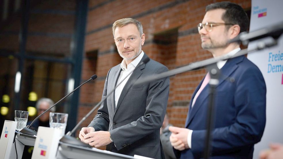 FDP-Parteichef Christian Lindner (links) setzt beim Wahlkampf auf Ex-Justizminister Marco Buschmann als Generalsekretär. Foto: Bernd von Jutrczenka/dpa