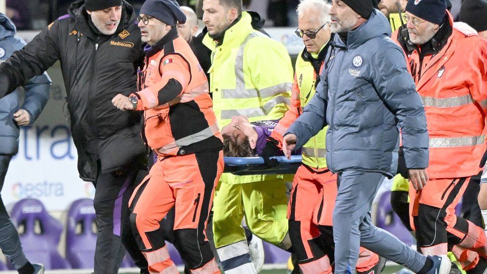 Fiorentina-Profi Edoardo Bove wird nach seinem Zusammenbruch zu einem Krankenwagen getragen. Foto: Alberto Lingria/Xinhua/dpa