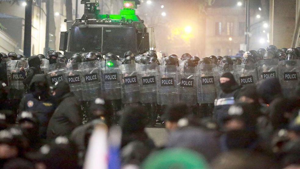 Ein Großaufgebot von Sicherheitskräften und zahlreiche Demonstranten stehen sich bei den Protesten gegenüber. Foto: Zurab Tsertsvadze/AP/dpa