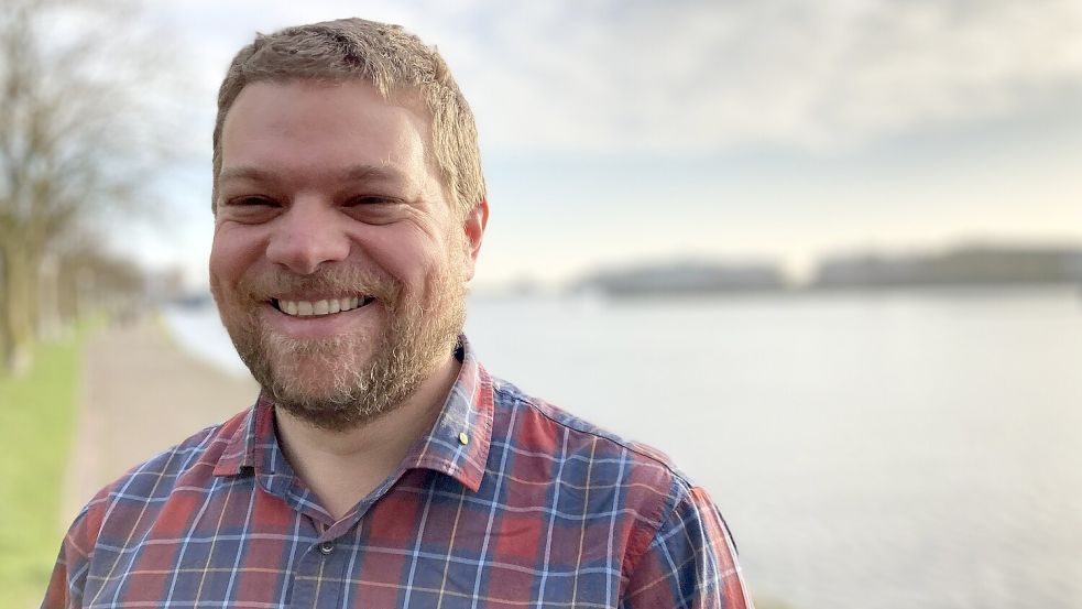 Benedikt Wiggering vor dem Großen Hafen in Wilhelmshaven. Gleich nebenan ist sein Arbeitgeber, die Nationalparkverwaltung Niedersächsisches Wattenmeer. Foto: Oltmanns