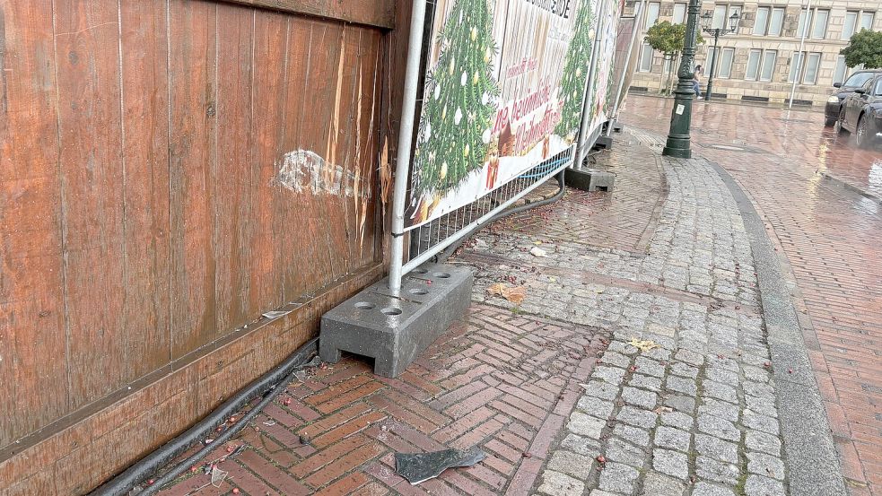 Der Bauzaun und die Wand der Bude haben Besucher des Weihnachtsmarktes geschützt, als ein 20-Jähriger mit seinem Wagen am Samstagabend mit der Bude kollidierte. Foto: Hanssen