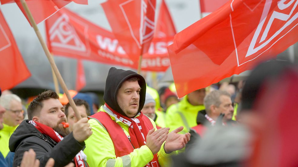 Laut und deutlich: Die VW-Werker in Emden stehen mit vollem Einsatz zu den Warnstreiks. Fotos: Ortgies