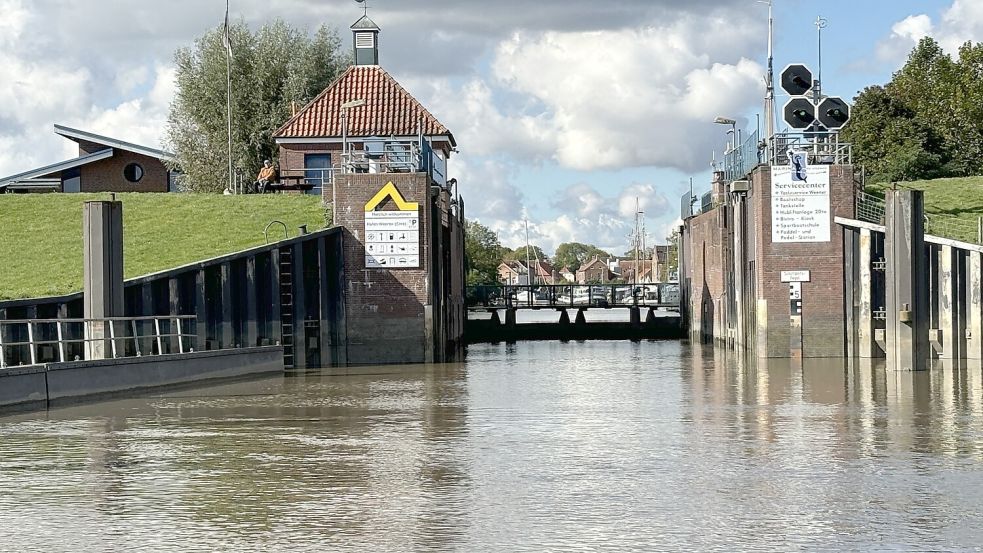 Noch können Sportboote durch die Schleuse in den Hafen von Weener und wieder hinaus fahren. Foto: Ammermann