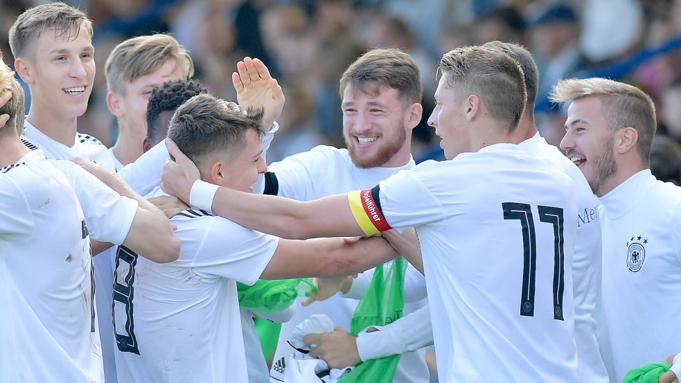 Der Jubel nach dem Treffer zum 3:0 durch Florent Muslija (Nummer acht) im U20-Länderspiel 2018 gegen die Schweiz in Emden. Da strahlten auch die Mitspieler, beispielsweise Nico Schlotterbeck (links), Niklas Dorsch (rechts) und Salih Özcan (Mitte). Sie alle sind jetzt Fußballprofis und spielen in der 1. Bundesliga. Archivfotos: Ortgies