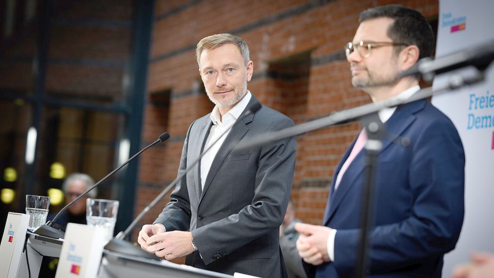 Christian Lindner (links), Bundesvorsitzender der FDP, setzt im Wahlkampf auf den neuen FDP-Generalsekretär Marco Buschmann. Foto: von Jutrczenka/DPA