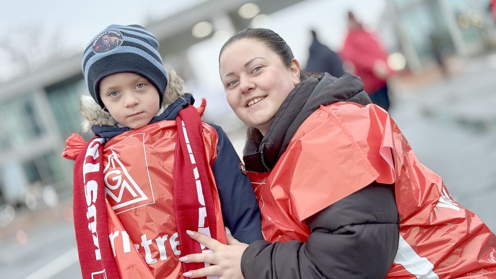 Warnstreik am Montag vor den Werkstoren: Der Protest gegen eine Schließung des ostfriesischen VW-Werks ist Familiensache – nicht nur der VW-Familie, sondern auch der eigenen, kleinen Familie. Foto: Ortgies