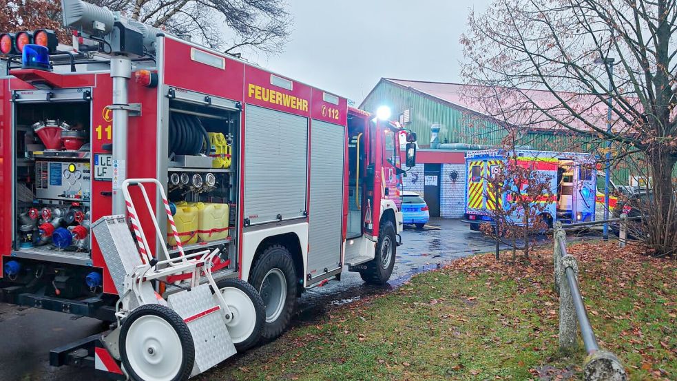 Die Feuerwehr nahm in Kinnerkram Kohlenmonoxid-Messungen vor, konnte schnell Entwarnung geben. Der Rettungsdienst war vor Ort, weil ein Kind, das im Kinnerkram gespielt hatte, medizinisch behandelt werden musste. Foto: Feuerwehr/Bruns