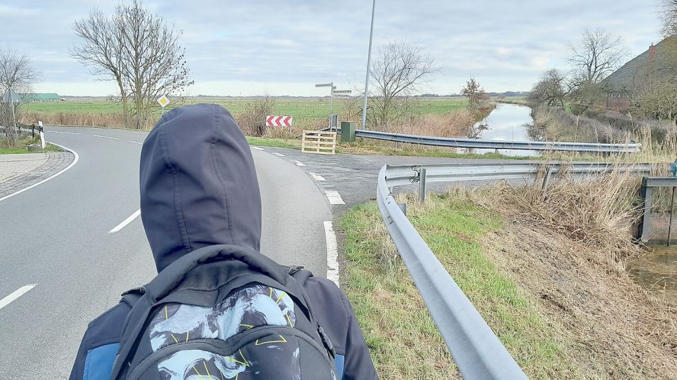 Mit der Palette am Straßenschild hat Joachim Geerdes die Stelle markiert. Foto: Privat/Geerdes