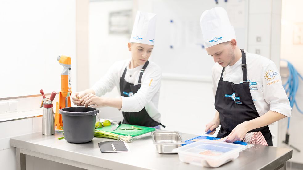 Fynn Ole Salmen (links) absolviert seine Ausbildung im Hotel zu Post in Wiesmoor. Er errang mit weiteren Nachwuchsköchen Platz vier. Jeder Koch hatte bei dem Wettbewerb eine Hilfskraft an seiner Seite. Salmen wurde von Ruben Holtmann unterstützt. Foto: privat