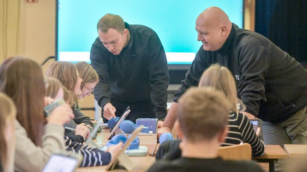 Nico Janßen (links) wird bald nicht mehr an der Möörkenschule arbeiten, Sozialarbeiter Thomas Schwaak wird die Stelle gekürzt. Foto: Ortgies