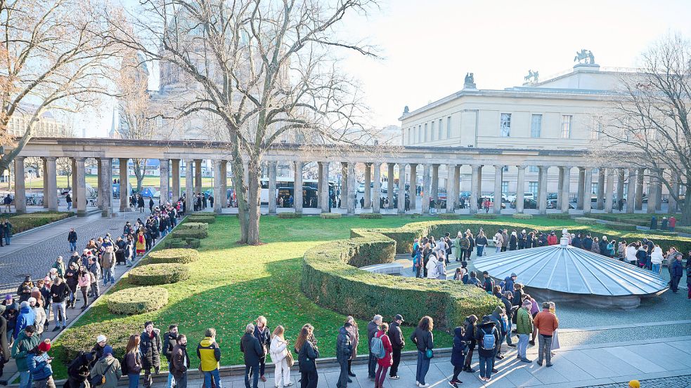 Die letzte Gelegenheit: Eine Menschenschlange steht auf der Museumsinsel vor der Alten Nationalgalerie. Am Sonntag, 1. Dezember 2024, war der vorerst letzte kostenfreie Museumssonntag. Foto: dpa/picture-alliance